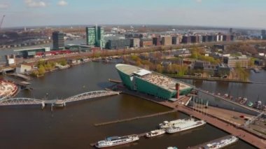 10 Nisan 2019. Amsterdam, Hollanda. Amsterdam'daki Nemo Bilim Müzesi'nin havadan görünümü. Bina yeşil bir gemi şeklinde..