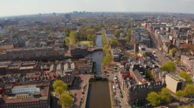 Amsterdam, Hollanda. 05 Mayıs 2019. Birçok tekne ile Amsterdam dar kanallar güzel havadan görünümü 