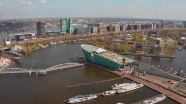 10 Nisan 2019. Amsterdam, Hollanda. Amsterdam'daki Nemo Bilim Müzesi'nin havadan görünümü. Bina yeşil bir gemi şeklinde..