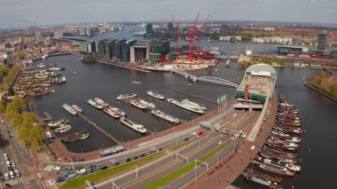 10 Nisan 2019. Amsterdam, Hollanda. Amsterdam'daki Nemo Bilim Müzesi'nin havadan görünümü. Bina yeşil bir gemi şeklinde.. 