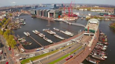 10 Nisan 2019. Amsterdam, Hollanda. Amsterdam'daki Nemo Bilim Müzesi'nin havadan görünümü. Bina yeşil bir gemi şeklinde..