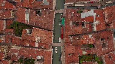 Venedik, İtalya'da dar kanalların ve turuncu çatıların havadan görünümü. Yukarıdan rahat İtalyan şehri.