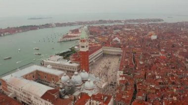 Venedik hava manzarası. Turuncu çatılar ve geleneksel evlerin üzerinde St Marco meydanı üzerinde uçan.