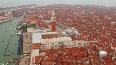 Venedik hava manzarası. Turuncu çatılar ve geleneksel evlerin üzerinde St Marco meydanı üzerinde uçan.