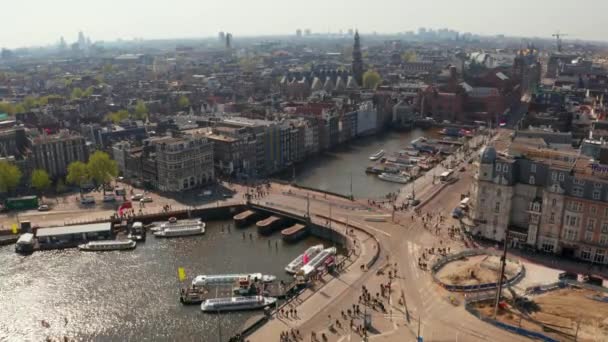 중앙역과 니콜라스 근처의 운하를 암스테르담의 아름다운 — 비디오