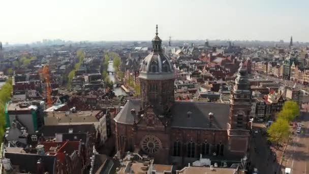 Merkez Istasyonu Nicolas Kilisesi Yakınındaki Kanallar Üzerinde Amsterdam Güzel Hava — Stok video