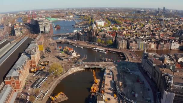 中央駅と聖ニコラス教会の近くの運河の上のアムステルダムの美しい航空写真 — ストック動画