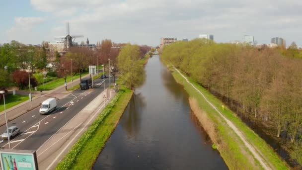 オランダ アムステルダム2019年5月05日多くのボートとアムステルダム狭い運河の美しい航空写真 — ストック動画