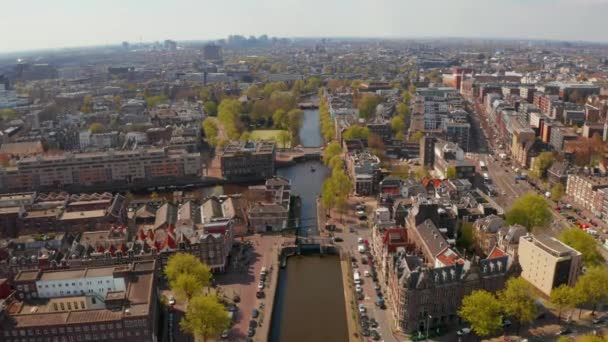 オランダ アムステルダム2019年5月05日多くのボートとアムステルダム狭い運河の美しい航空写真 — ストック動画