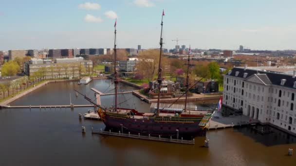 2019年4月10日 荷兰阿姆斯特丹 阿姆斯特丹尼莫科学博物馆的鸟瞰图 这栋建筑是一艘绿色的船形 — 图库视频影像