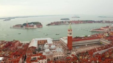Venedik hava manzarası. Turuncu çatılar ve geleneksel evlerin üzerinde St Marco meydanı üzerinde uçan.