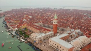 Venedik hava manzarası. Turuncu çatılar ve geleneksel evlerin üzerinde St Marco meydanı üzerinde uçan.