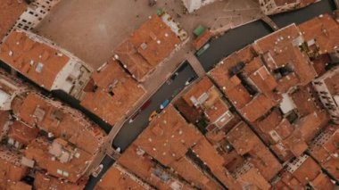 Venedik, İtalya'da gün batımında ünlü Canal Grande ve ünlü Rialto Köprüsü'nün havadan panoramik görünümü.  