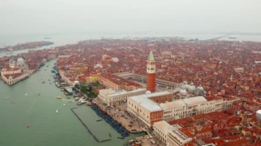 Venedik hava manzarası. Turuncu çatılar ve geleneksel evlerin üzerinde St Marco meydanı üzerinde uçan.