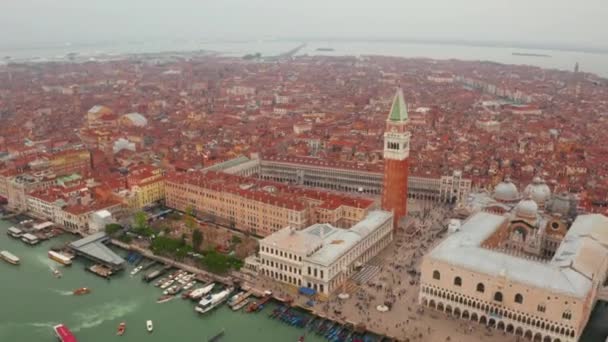 Aerial Venedig Visa Flyger Över Marco Square Ovanför Orange Hustak — Stockvideo