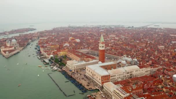 Aerial Venedig Visa Flyger Över Marco Square Ovanför Orange Hustak — Stockvideo