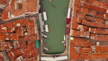 Venedik, İtalya'da gün batımında ünlü Canal Grande ve ünlü Rialto Köprüsü'nün havadan panoramik görünümü. 