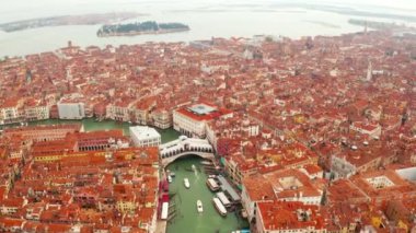Venedik, İtalya'da gün batımında ünlü Canal Grande ve ünlü Rialto Köprüsü'nün havadan panoramik görünümü. 