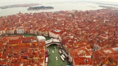 Venedik, İtalya'da gün batımında ünlü Canal Grande ve ünlü Rialto Köprüsü'nün havadan panoramik görünümü. 