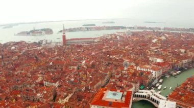 Venedik, İtalya'da gün batımında ünlü Canal Grande ve ünlü Rialto Köprüsü'nün havadan panoramik görünümü. 