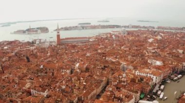 Venedik, İtalya'da gün batımında ünlü Canal Grande ve ünlü Rialto Köprüsü'nün havadan panoramik görünümü. 