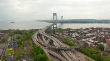 Verrazzano-Narrows Köprüsü yakınındaki New York, USA karayolu taşıma sistemi karayolu Kavşağı 