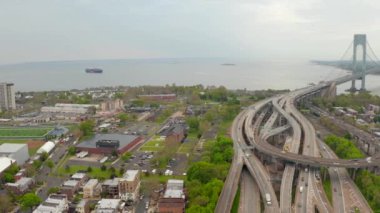 Verrazzano-Narrows Köprüsü yakınındaki New York, USA karayolu taşıma sistemi karayolu Kavşağı 