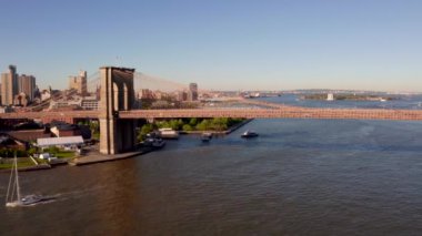 Hudson Nehri üzerindeki Brooklyn Köprüsü'nün havadan görünümü. Güzel sabah gündoğumu ışıkları.