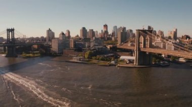Hudson Nehri üzerindeki Brooklyn Köprüsü'nün havadan görünümü. Güzel sabah gündoğumu ışıkları.