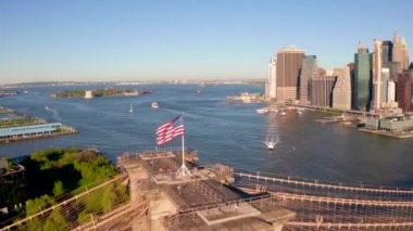 Hudson Nehri üzerindeki Brooklyn Köprüsü'nün havadan görünümü. Güzel sabah gündoğumu ışıkları.