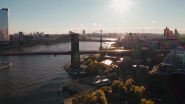 Hudson Nehri üzerindeki Brooklyn Köprüsü'nün havadan görünümü. Güzel sabah gündoğumu ışıkları.