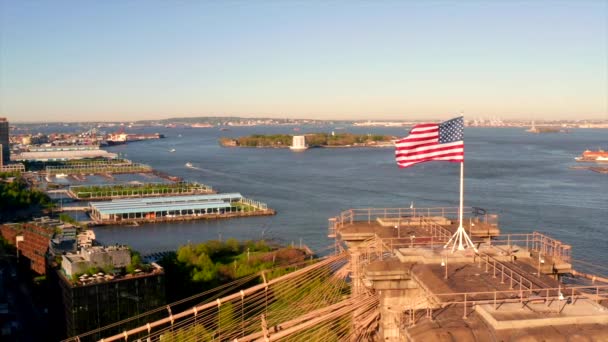 Bandeira Nacional Americana Manhã Ensolarada Topo Ponte Brooklyn Com Nova — Vídeo de Stock