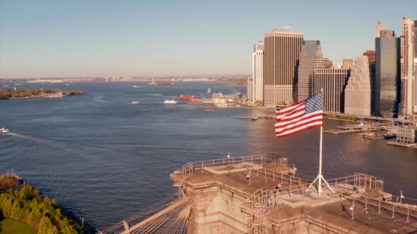 Bandera Nacional Estadounidense Soleada Mañana Parte Superior Del Puente Brooklyn — Vídeo de stock