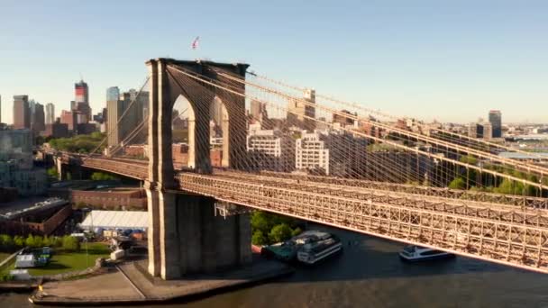 哈德逊河上布鲁克林大桥的鸟瞰图 美丽的早晨日出灯 — 图库视频影像