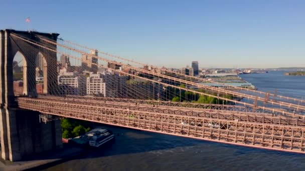 哈德逊河上布鲁克林大桥的鸟瞰图 美丽的早晨日出灯 — 图库视频影像