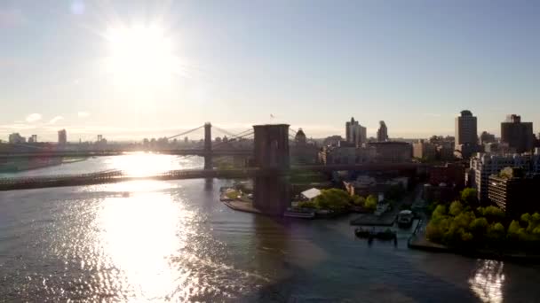 Vista Aérea Del Puente Brooklyn Sobre Río Hudson Hermosas Luces — Vídeos de Stock