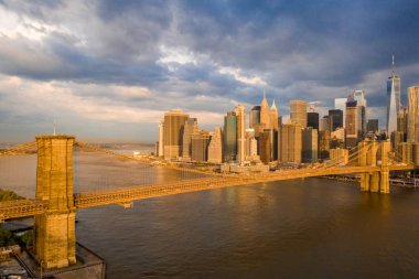 New York şehir merkezinin ünlü silueti, Brooklin Köprüsü sabahın erken saatlerinde güneş ışığı , New York, Amerika Birleşik Devletleri