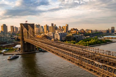 New York şehir merkezinin ünlü silueti, Brooklin Köprüsü sabahın erken saatlerinde güneş ışığı , New York, Amerika Birleşik Devletleri