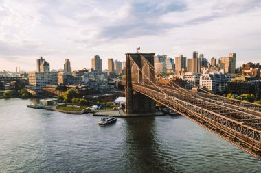 New York şehir merkezinin ünlü silueti, Brooklin Köprüsü sabahın erken saatlerinde güneş ışığı , New York, Amerika Birleşik Devletleri