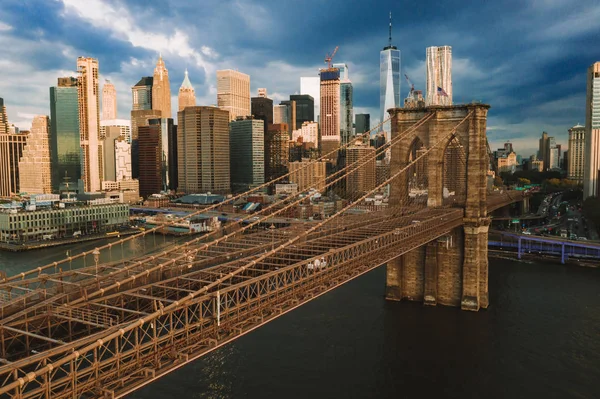 ニューヨークのダウンタウンの有名なスカイライン 早朝の太陽の光でブルックリンブリッジ ニューヨーク市 アメリカ — ストック写真