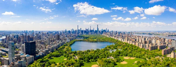 Golf alanları ve park çevreleyen yüksek gökdelenler ile New York'ta Central parkın havadan görünümü.