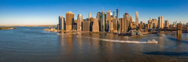 Manhattan adası yakınındaki Brooklyn ve Washington köprüleriyle New York, New York, ABD silüeti. 