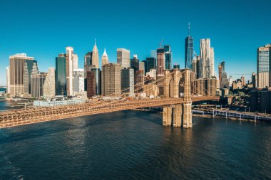 New York şehir merkezinin ünlü silueti, Brooklin Köprüsü sabahın erken saatlerinde güneş ışığı , New York, Amerika Birleşik Devletleri 