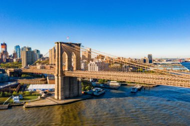 New York şehir merkezinin ünlü silueti, Brooklin Köprüsü sabahın erken saatlerinde güneş ışığı , New York, Amerika Birleşik Devletleri 