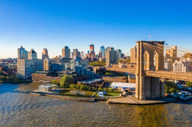 Gün doğumunda Brooklyn ve Manhattan köprüsünün havadan görünümü.