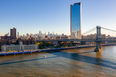 Gün doğumunda Brooklyn ve Manhattan köprüsünün havadan görünümü. New York'ta. helikopterden görünüm. 