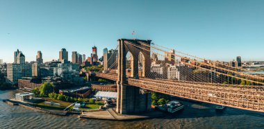 New York şehir merkezinin ünlü silueti, Brooklin Köprüsü sabahın erken saatlerinde güneş ışığı , New York, Amerika Birleşik Devletleri 