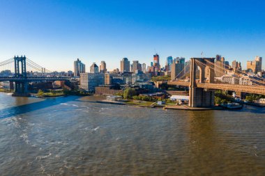 Gün doğumunda New York Manhattan şehir merkezi ve Brooklyn köprüsünün güzel manzarası, ABD.