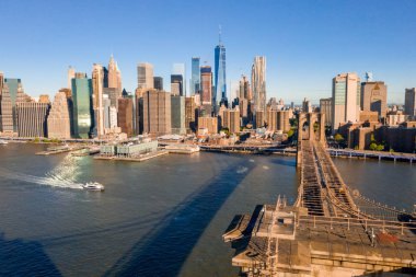 New York şehir merkezinin ünlü silueti, Brooklin Köprüsü sabahın erken saatlerinde güneş ışığı , New York, Amerika Birleşik Devletleri 