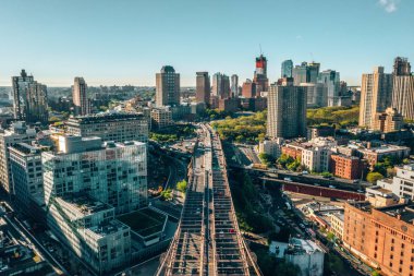 New York şehir merkezinin ünlü silueti, Brooklin Köprüsü sabahın erken saatlerinde güneş ışığı , New York, Amerika Birleşik Devletleri 